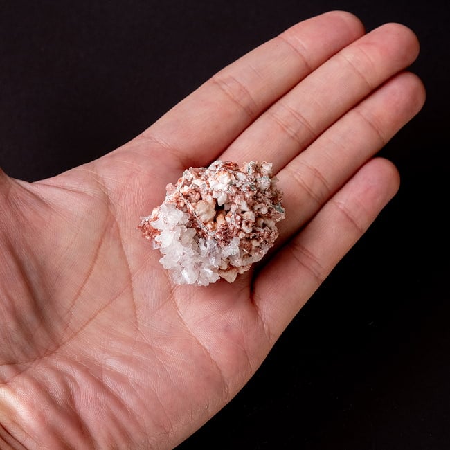 【一点物】 レッドアポフィライト原石 【33g】稀少石インド産・クラスター 7 - 手のひらに乗せた写真です。