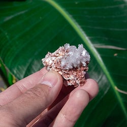 【一点物】 レッドアポフィライト原石 【33g】稀少石インド産・クラスター