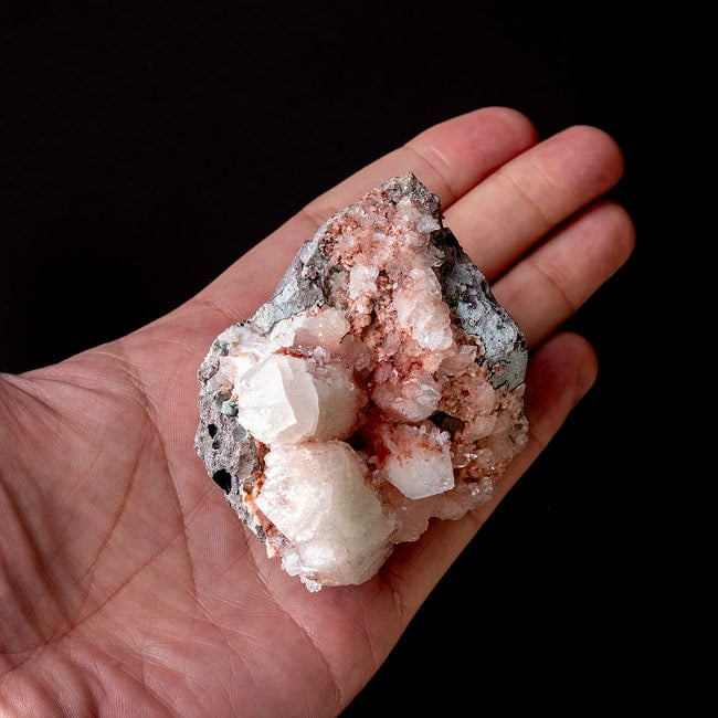 【一点物】 レッドアポフィライト原石 【196g】稀少石インド産・クラスター 6 - 手のひらに乗せた写真です。