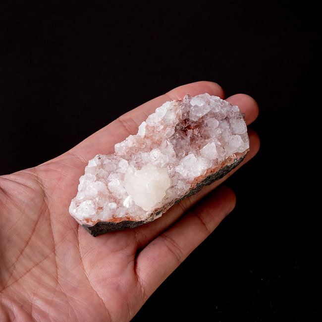 【一点物】 レッドアポフィライト原石 【122.5g】稀少石インド産・クラスター 6 - 手のひらに乗せた写真です。