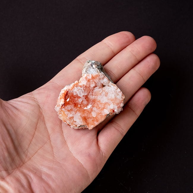 【一点物】 レッドアポフィライト原石 【53.5g】稀少石インド産・クラスター 6 - 手のひらに乗せた写真です。