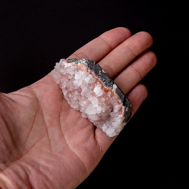 【一点物】 レッドアポフィライト原石 【86.5g】稀少石インド産・クラスター 6 - 手のひらに乗せた写真です。