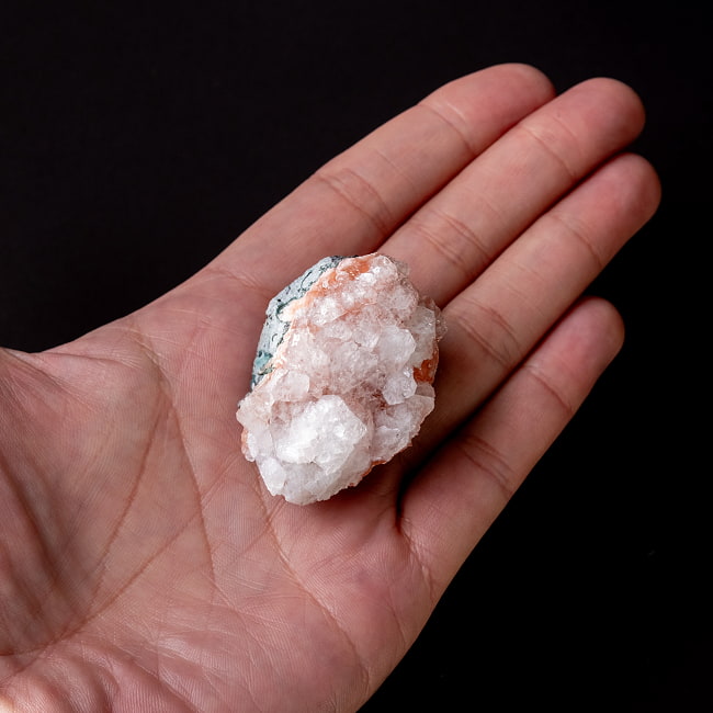 【一点物】 レッドアポフィライト原石 【56.5g】稀少石インド産・クラスター 6 - 手のひらに乗せた写真です。