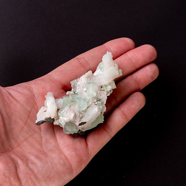 【一点物】グリーンアポフィライト原石 【70g】稀少石 6 - このくらいのサイズ感になります。