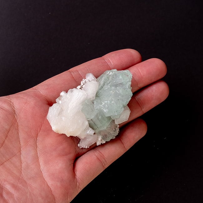 【一点物】グリーンアポフィライト原石 【59g】稀少石 6 - このくらいのサイズ感になります。