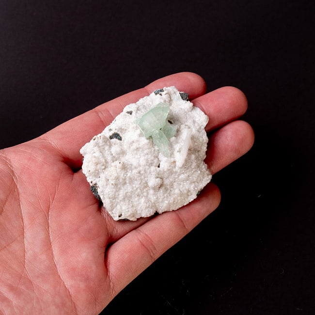 【一点物】グリーンアポフィライト原石 【48g】稀少石 6 - このくらいのサイズ感になります。