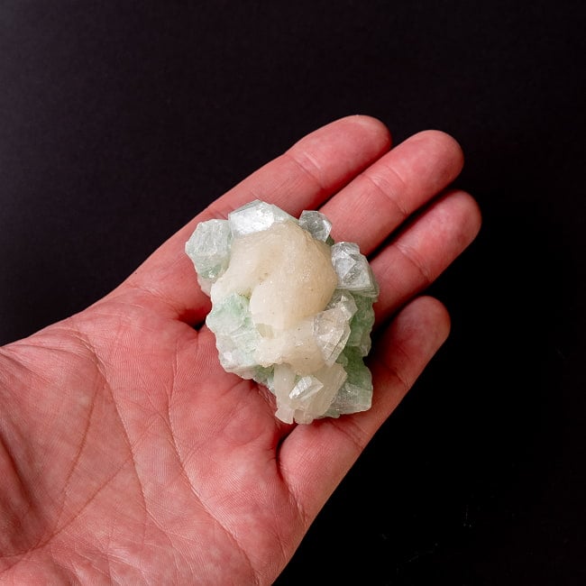 【一点物】グリーンアポフィライト原石 【89.5g】稀少石 6 - このくらいのサイズ感になります。