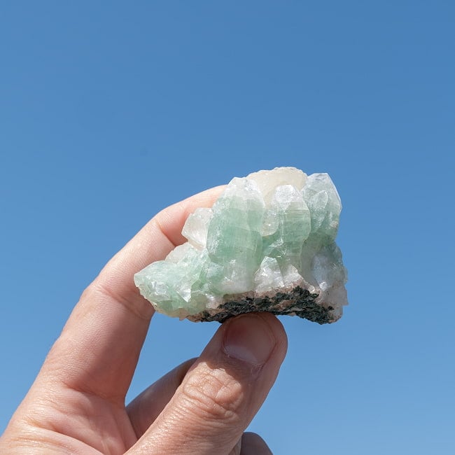 【一点物】グリーンアポフィライト原石 【89.5g】稀少石 7 - 太陽光にかざすと美しさが際立ちます