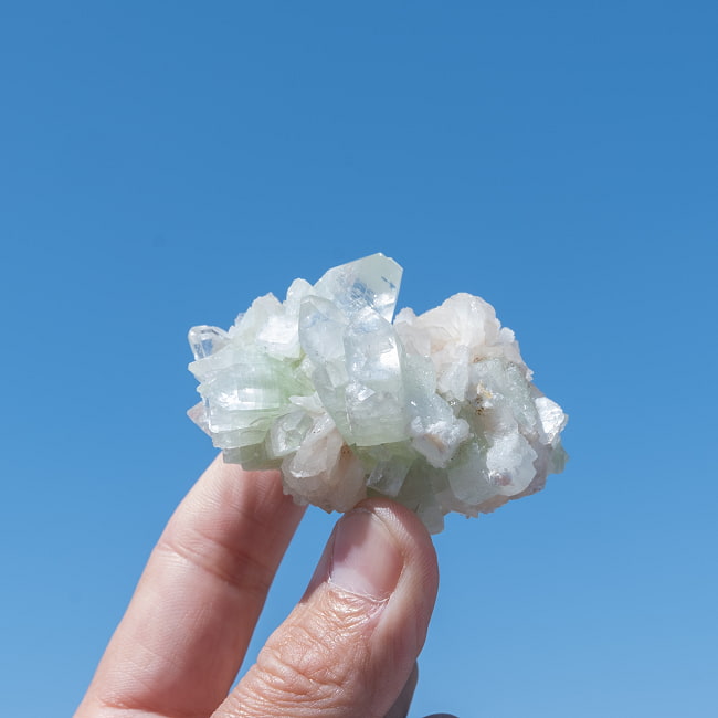 【一点物】グリーンアポフィライト原石 【81.5g】稀少石 7 - 太陽光にかざすと美しさが際立ちます