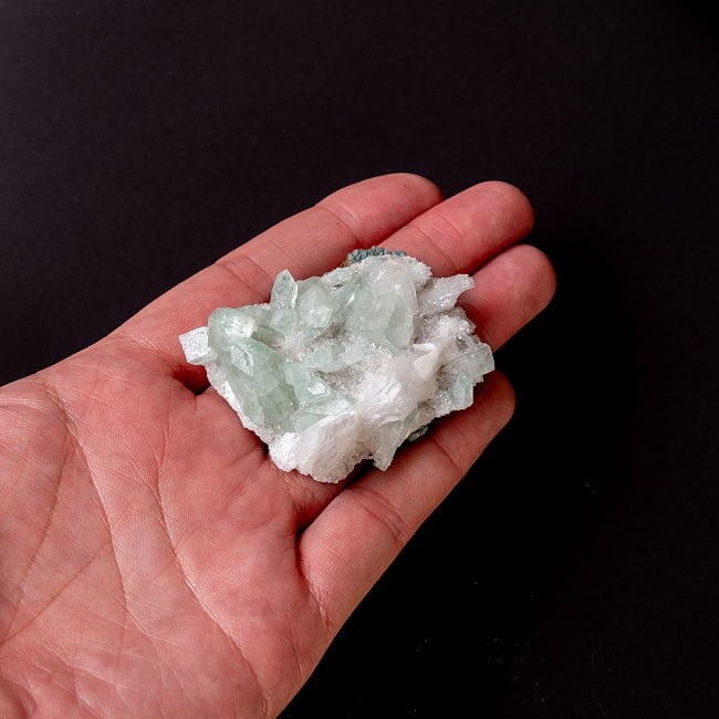 【一点物】グリーンアポフィライト原石 【35g】稀少石 7 - このくらいのサイズ感になります。