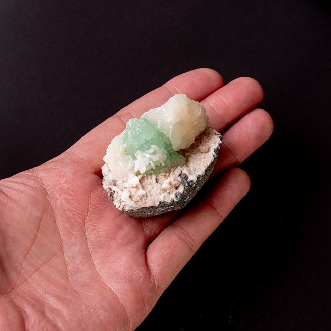 【一点物】グリーンアポフィライト原石 【90g】稀少石 7 - このくらいのサイズ感になります。