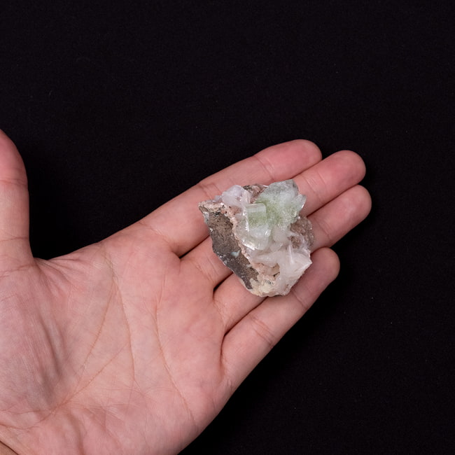 【一点物】グリーンアポフィライト原石 【59g】稀少石 7 - このくらいのサイズ感になります。