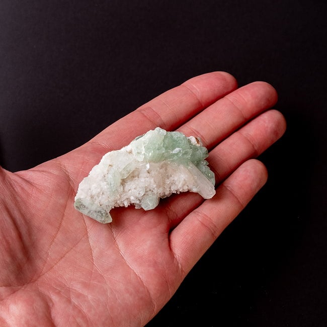 【一点物】グリーンアポフィライト原石 【44g】稀少石 6 - このくらいのサイズ感になります。