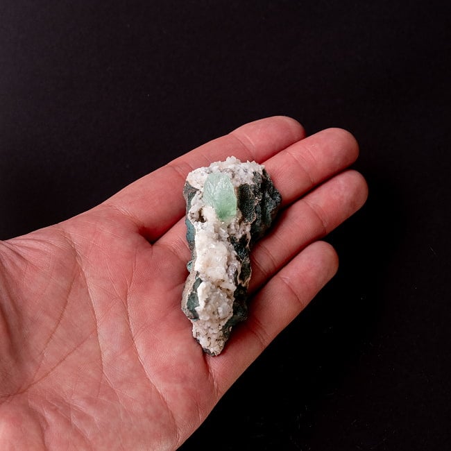 【一点物】グリーンアポフィライト原石 【49.5g】稀少石 6 - このくらいのサイズ感になります。