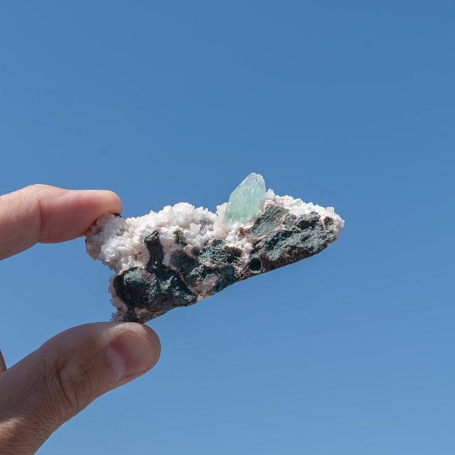 【一点物】グリーンアポフィライト原石 【49.5g】稀少石 7 - 太陽光にかざすと美しさが際立ちます