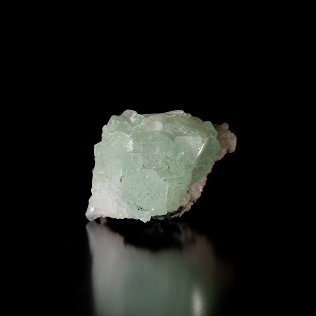 【一点物】グリーンアポフィライト原石 【63.5g】稀少石 2 - 別角度からの写真です