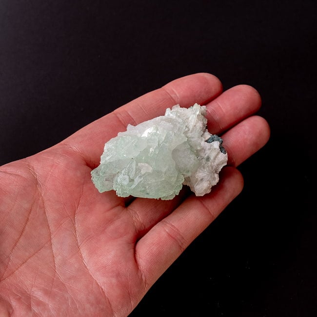 【一点物】グリーンアポフィライト原石 【63.5g】稀少石 6 - このくらいのサイズ感になります。