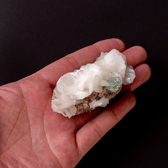 【一点物】グリーンアポフィライト原石 【102g】稀少石 6 - このくらいのサイズ感になります。