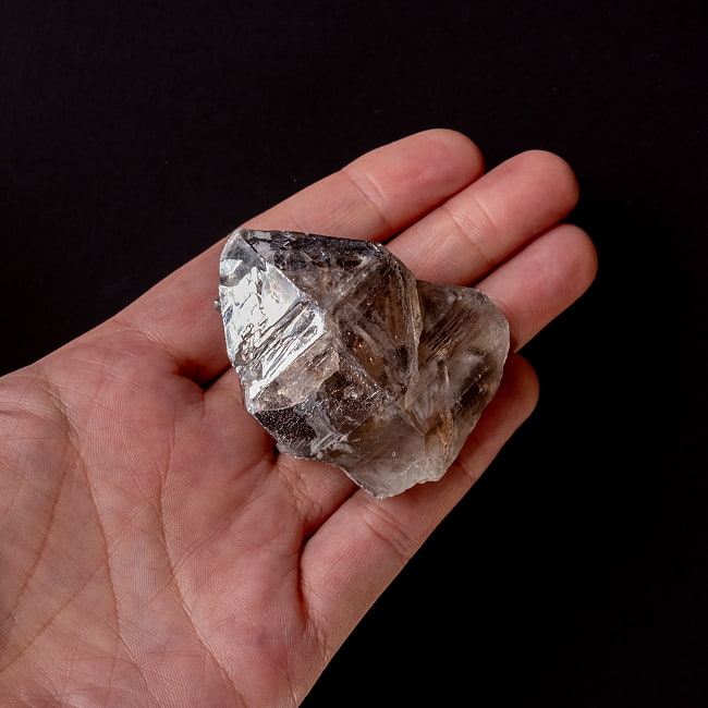 【一点物】スリランカ産エレスチャルスモーキークォーツ 【100.5g】稀少石 6 - このくらいのサイズ感になります。