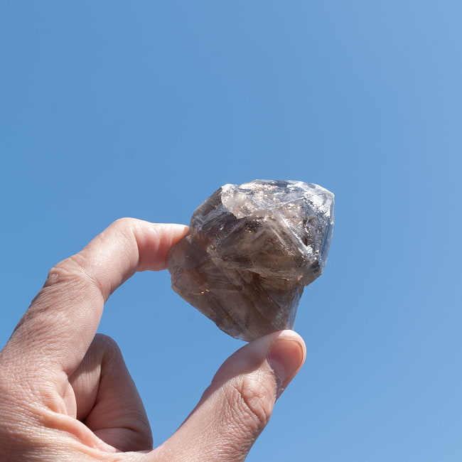 【一点物】スリランカ産エレスチャルスモーキークォーツ 【100.5g】稀少石 7 - 太陽光にかざすと美しさが際立ちます