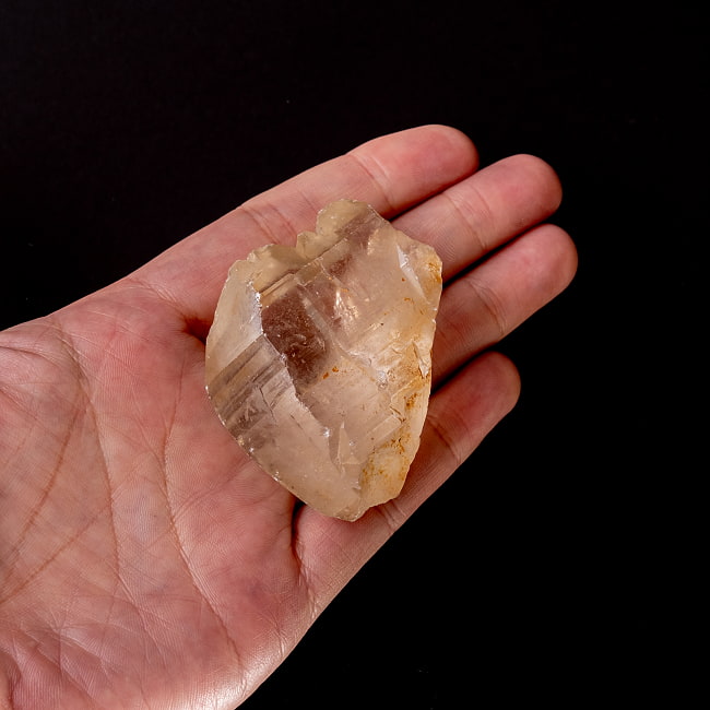 【一点物】スリランカ産エレスチャルスモーキークォーツ 【90.5g】稀少石 7 - このくらいのサイズ感になります。