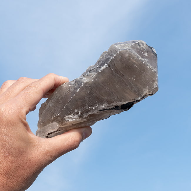 【一点物】スリランカ産エレスチャルスモーキークォーツ 【863.5g】稀少石 7 - 太陽光にかざすと美しさが際立ちます