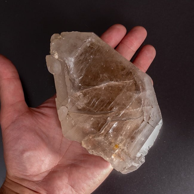 【一点物】スリランカ産エレスチャルスモーキークォーツ 【609g】稀少石 6 - このくらいのサイズ感になります。