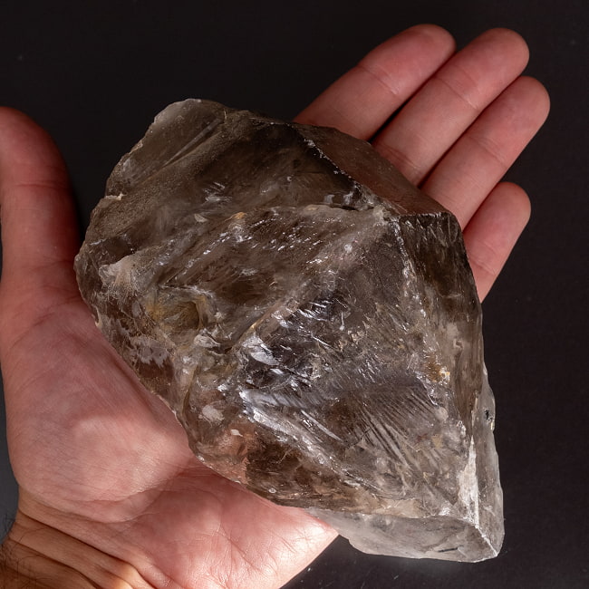 【一点物】スリランカ産エレスチャルスモーキークォーツ 【905.5g】稀少石 7 - このくらいのサイズ感になります。