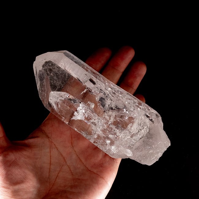 【一点物】 ヒマラヤ水晶原石 【502.5g】透明・クラック・レインボー・バーコード・セルフヒールド 7 - このくらいのサイズ感になります。