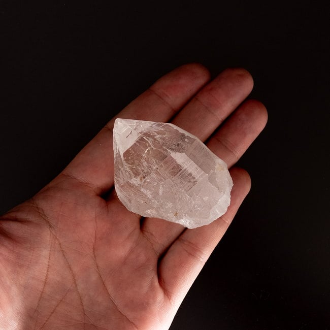 【一点物】 ヒマラヤ水晶原石 【117.5g】透明・バーコード・ポイント 6 - このくらいのサイズ感になります。