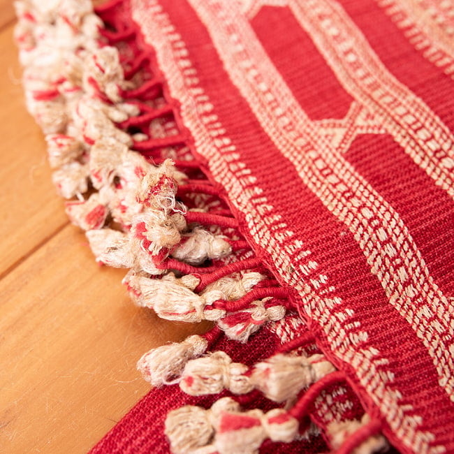 ブジョーディ村の手織りショール 3 - 端にはたっぷりのフリンジがほどこされています。