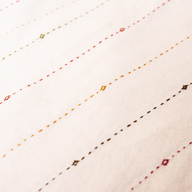 ブジョーディ村の手織りショール 2 - 絶妙な色の組み合わせが可愛いですね。