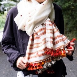 ブジョーディ村の手織りショール(NP-STOL-106)