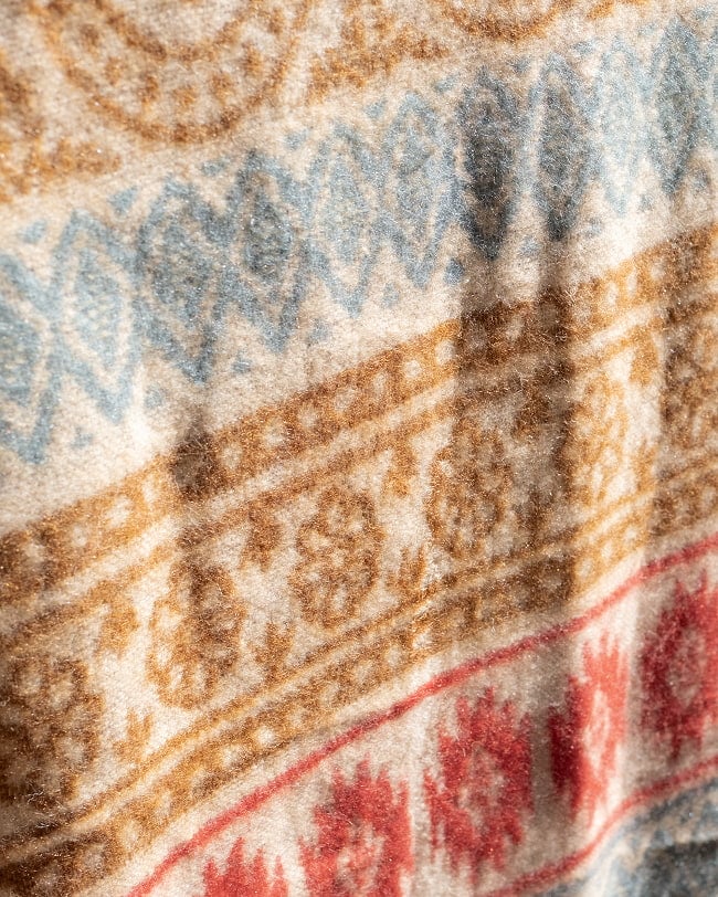 〔各色あり〕肌触りが良く　ふんわり暖かい　インド伝統　更紗柄　大判ストール・ショール〔約200cm×約95cm〕 8 - ふんわり柔らかな質感