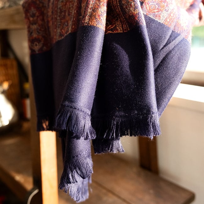 〔各色あり〕滑らかな肌触り インド伝統カシミール ペイズリーの大判ストール・ショール〔約210cm×約110cm〕 10 - 裾はこのようにフリンジスタイルとなります