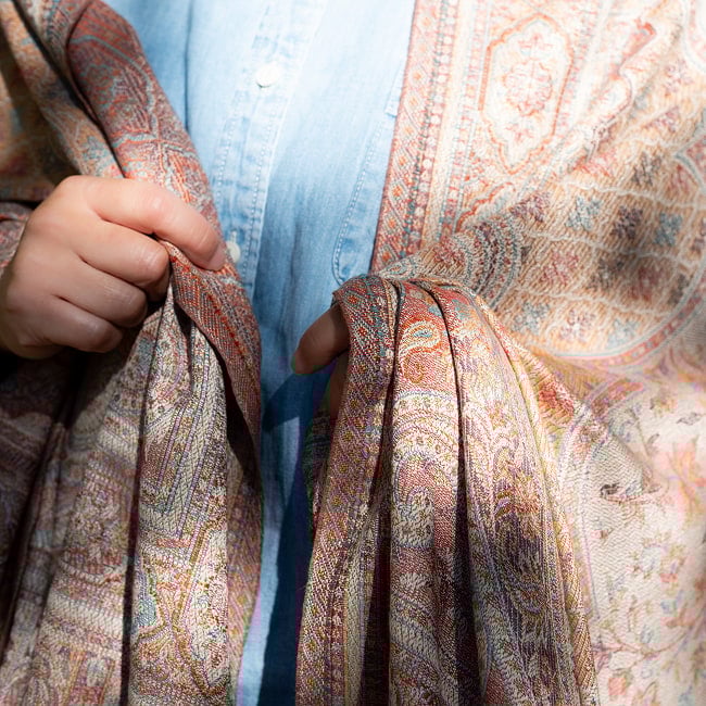 〔各色あり〕滑らかな肌触り インド伝統カシミール ペイズリーの大判ストール・ショール〔約210cm×約110cm〕 4 - 光が当たるとより一層美しい上品なデザインです