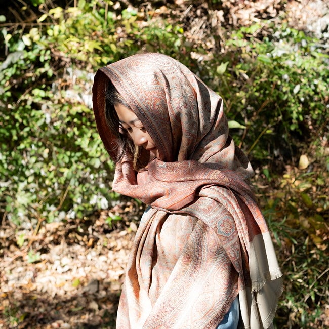 〔各色あり〕滑らかな肌触り インド伝統カシミール ペイズリーの大判ストール・ショール〔約210cm×約110cm〕 5 - 頭から被って巻いても素敵です