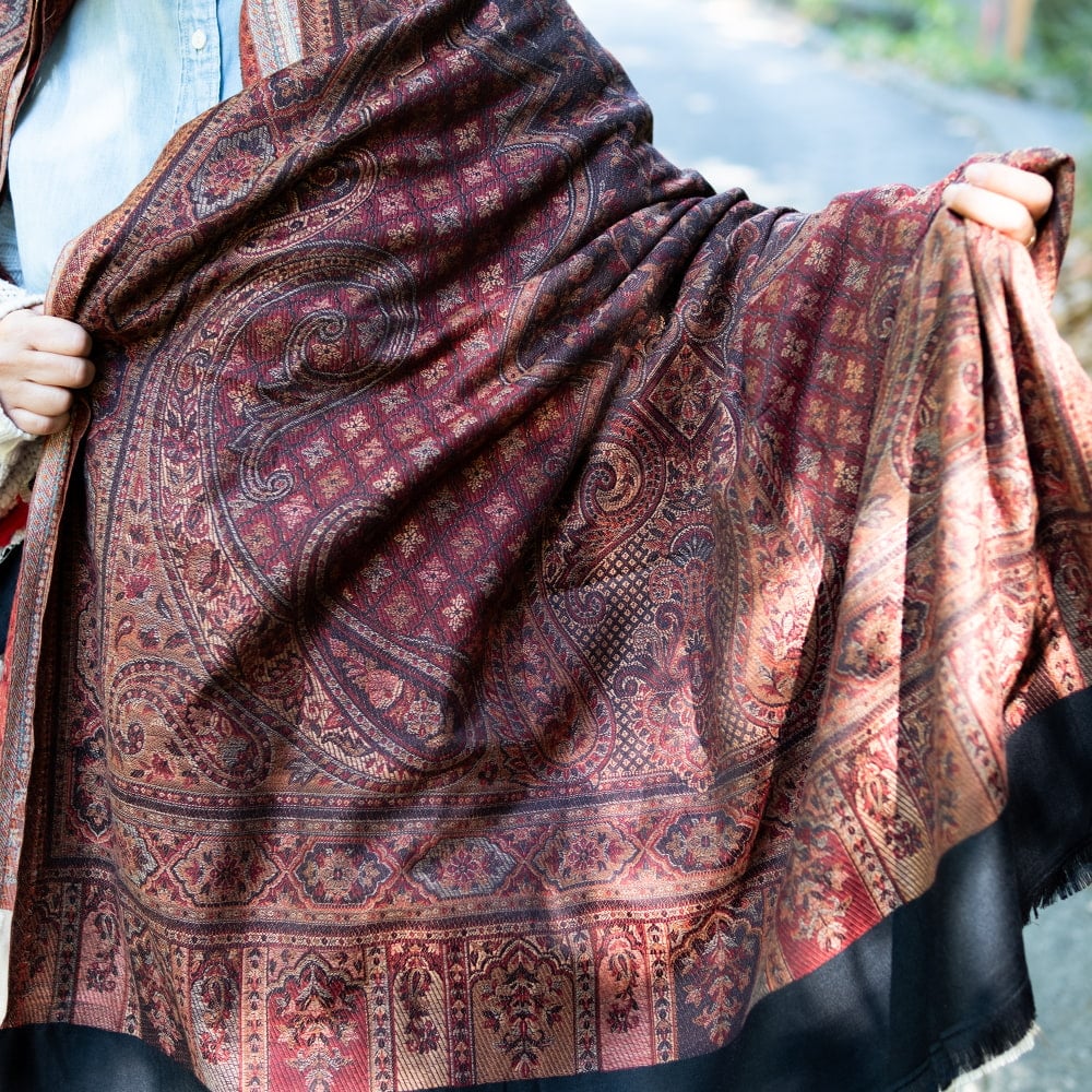 〔各色あり〕滑らかな肌触り　インド伝統カシミール ペイズリーの大判ストール・ショール〔約210cm×約110cm〕2枚目の説明写真です