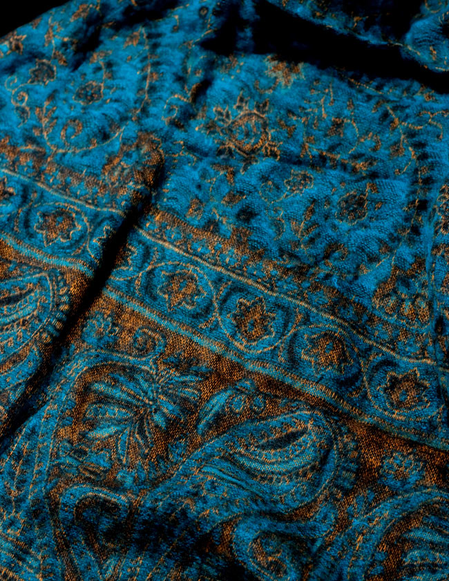 〔210cm×95cm〕インドの伝統柄大判ストール・ショール - 緑系の商品写真 4枚目 柄の拡大写真です