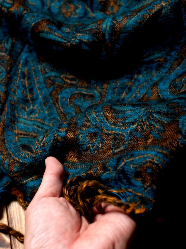 〔210cm×95cm〕インドの伝統柄大判ストール・ショール - 緑系の商品写真 5枚目 質感も良いショールです