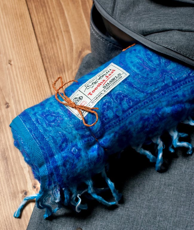 〔210cm×95cm〕インドの伝統柄大判ストール・ショール - 焦げ茶・オレンジ系の商品写真 10枚目 丸めてみたところです。山でのキャンプやフェス、釣りをする際など一つあると便利な一品です。