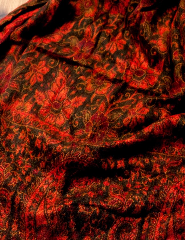 〔210cm×95cm〕インドの伝統柄大判ストール・ショール - 焦げ茶・オレンジ系の商品写真 4枚目 柄の拡大写真です