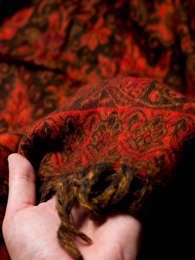 〔210cm×95cm〕インドの伝統柄大判ストール・ショール - 焦げ茶・オレンジ系の商品写真 5枚目 質感も良いショールです