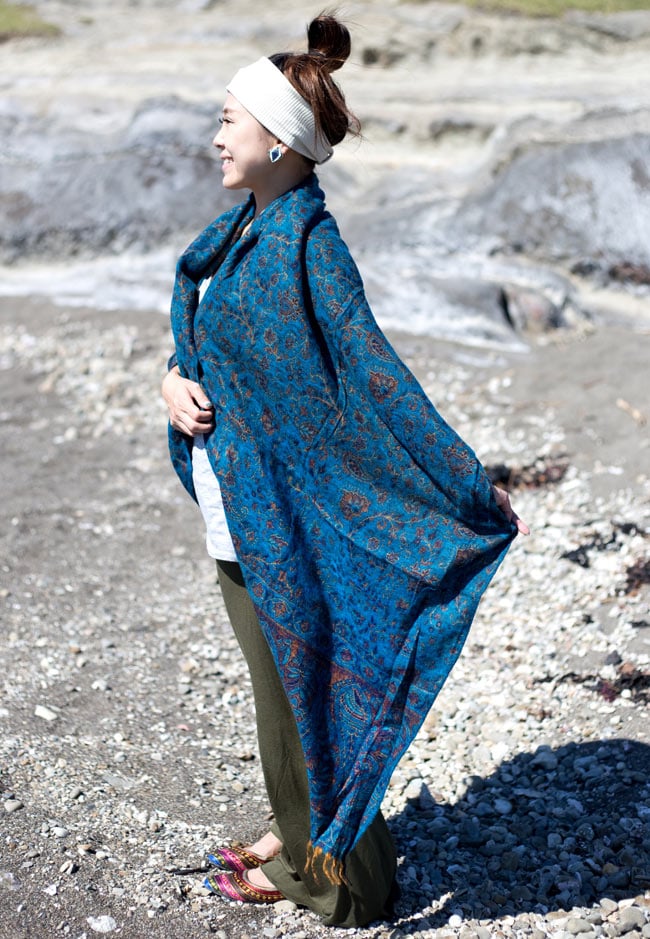 〔210cm×95cm〕インドの伝統柄大判ストール・ショール - 焦げ茶・オレンジ系の商品写真 6枚目 サイズはとても大きいので、暖かく身体を包んでくれます。(以下の写真は同ジャンル品のものになります。)