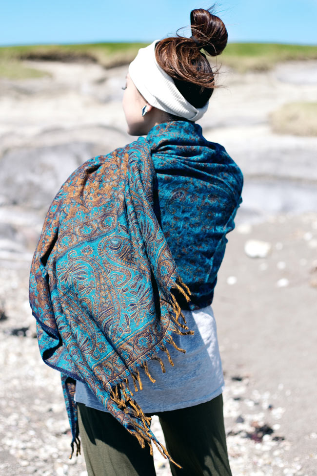 〔210cm×95cm〕インドの伝統柄大判ストール・ショール - 焦げ茶・オレンジ系の商品写真 8枚目 表面と裏面では色合いの明暗が反転するので、この表裏の明暗の違いが素敵なアクセントになります。