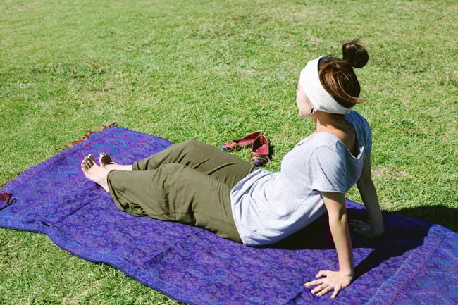 〔210cm×95cm〕インドの伝統柄大判ストール・ショール - 焦げ茶・オレンジ系の商品写真 9枚目 少し汚れるのをわりきれば、芝生にヨガやお昼寝用に敷くといった使い方にもお使いいただけます。陽の光を受けてポカポカと気持ち良いですよ。