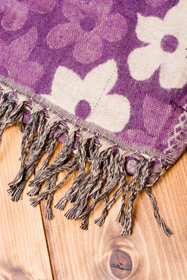 〔185cm×65cm〕ネパールの伝統柄ショール - パープルフラワーの商品写真 2枚目 フリンジの部分を見てみました。ふわふわして気持ちいいストールです。