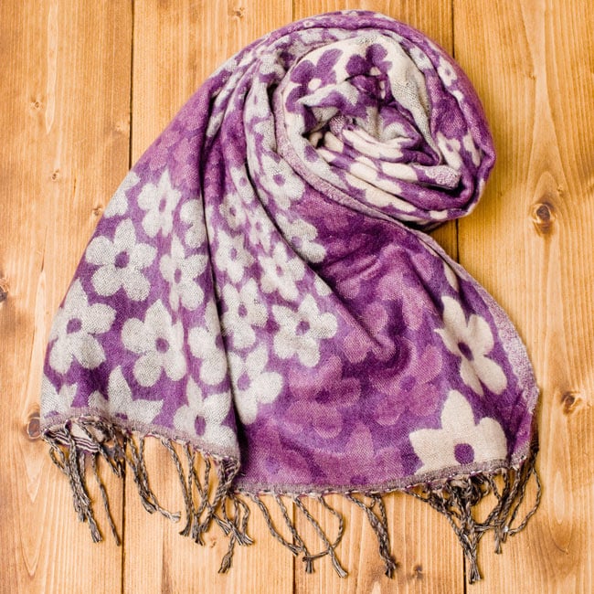 〔185cm×65cm〕ネパールの伝統柄ショール - パープルフラワーの商品写真 3枚目 巻いてみました。エスニックなデザインと品のある色使いが素敵ですね。