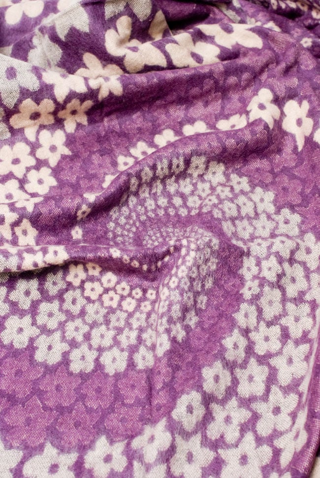 〔185cm×65cm〕ネパールの伝統柄ショール - パープルフラワーの商品写真 4枚目 波立たせてみました。生地が柔らかく空気を包み込んで暖かさを逃しません。