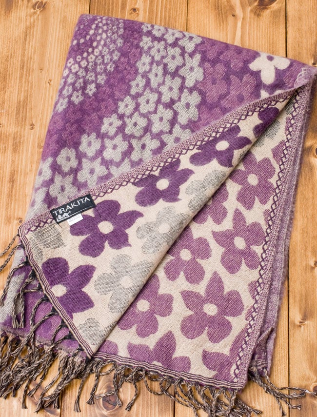 〔185cm×65cm〕ネパールの伝統柄ショール - パープルフラワーの商品写真 5枚目 裏面も素敵です。